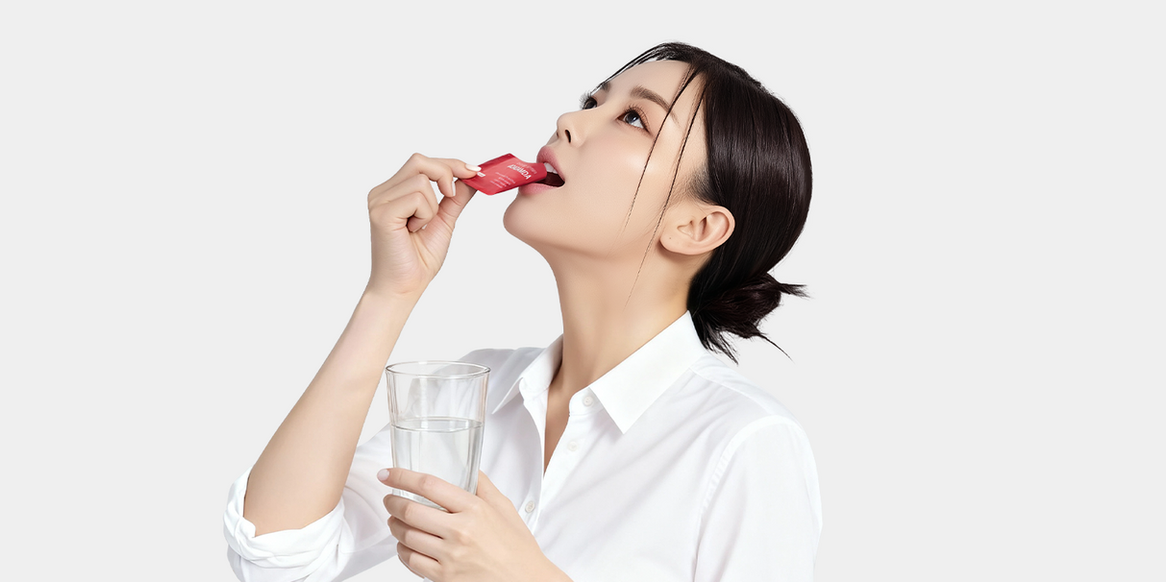 건강기능식품을 섭취하는 모습